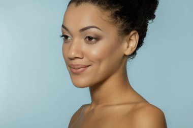 Genç, güzel, Afro-Amerikan kadın, çağdaş portre.