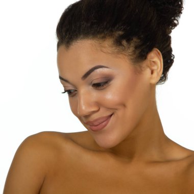 genç güzel Afrikalı-Amerikalı kadın beyaz zemin üzerine izole