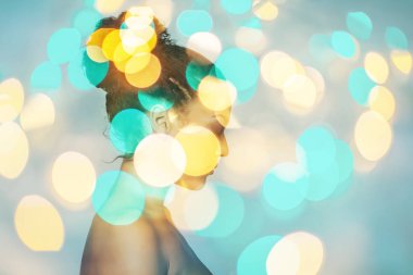 Genç ve güzel Afro-Amerikan kadın ve Bokeh ışıkları, modern sanatın iki portresi. 