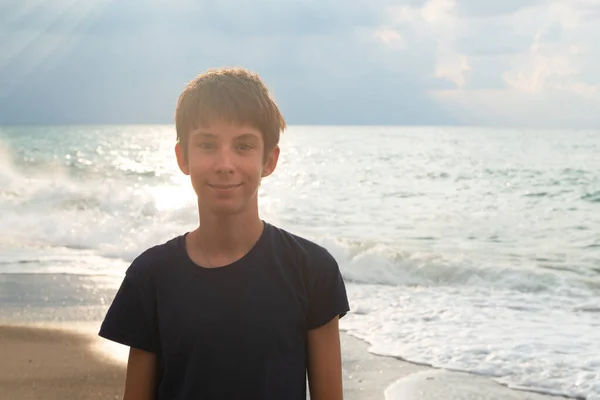 Хлопчик Підліток Гуляє Пляжі Заході Сонця — стокове фото