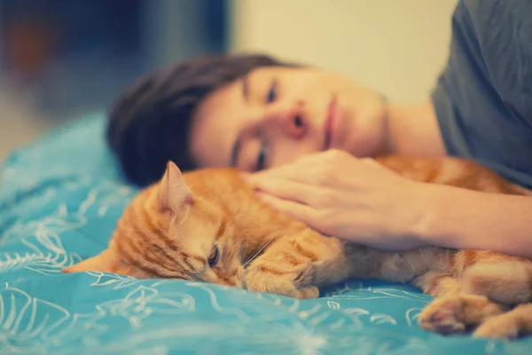Engraçado Jovem Gato Vermelho Tabby Dorme Junto Com Menino Adolescente — Fotografia de Stock