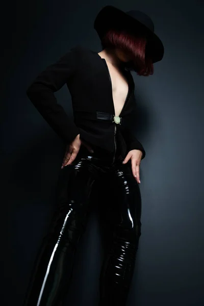 Hermosa Mujer Moda Con Cuerpo Perfecto Usando Chaqueta Negra Pantalones — Foto de Stock