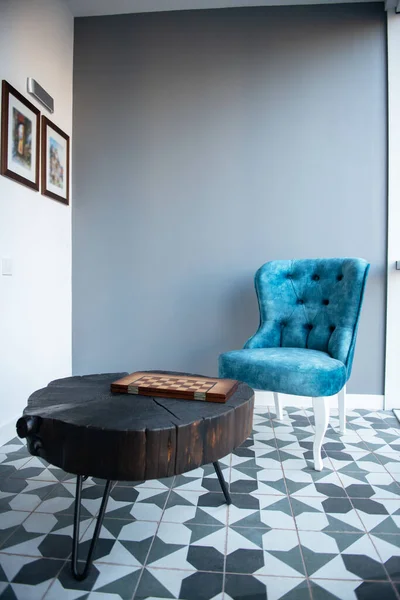 レトロスタイルのエレガントなブルーチェアとグレーの壁に黒い木製のコーヒーテーブルとモダンなデザインの家のインテリア スタイリッシュな家の装飾 — ストック写真