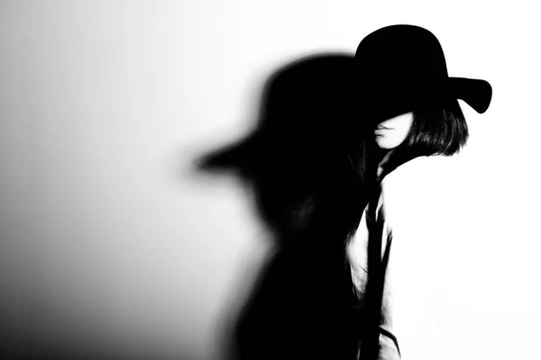 Mysterieuze Mode Jonge Vrouw Met Zwarte Hoed Wit Shirt Kopieer — Stockfoto