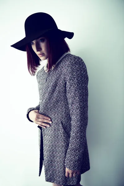 Таинственная Мода Молодая Женщина Черной Шляпе Портрет Помещении — стоковое фото