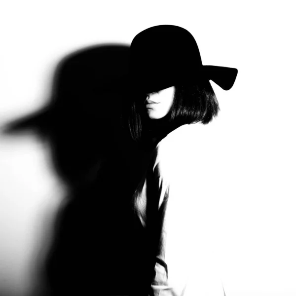Mysterieuze Mode Jonge Vrouw Met Zwarte Hoed Wit Shirt Kopieer — Stockfoto