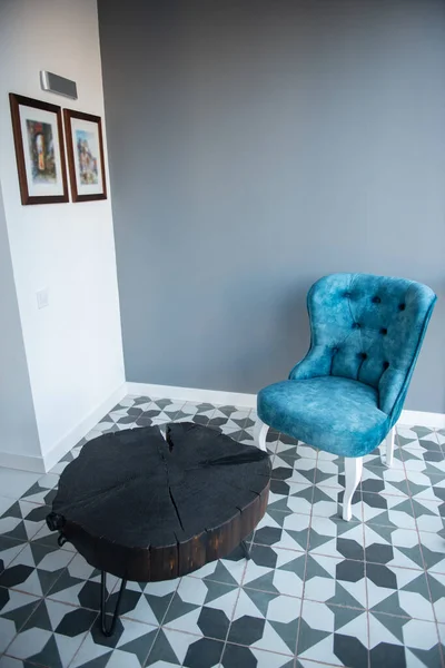 现代设计的家居室内装饰 精致的蓝色椅子 复古风格 灰色墙壁上的黑色木制咖啡桌 时尚的家居装饰 — 图库照片