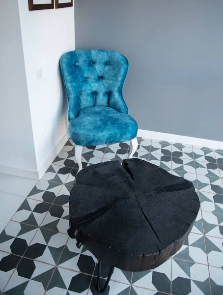 现代设计的家居室内装饰 精致的蓝色椅子 复古风格 灰色墙壁上的黑色木制咖啡桌 时尚的家居装饰 — 图库照片