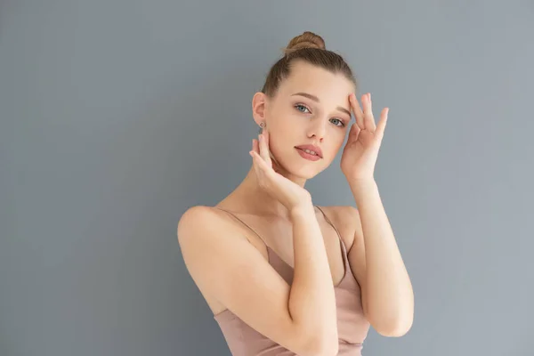 Retrato Una Hermosa Mujer Joven Con Piel Limpia Tratamiento Belleza — Foto de Stock