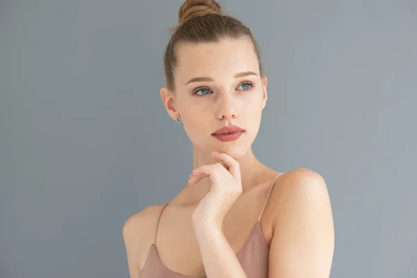 Retrato Una Hermosa Mujer Joven Con Piel Limpia Tratamiento Belleza —  Fotos de Stock