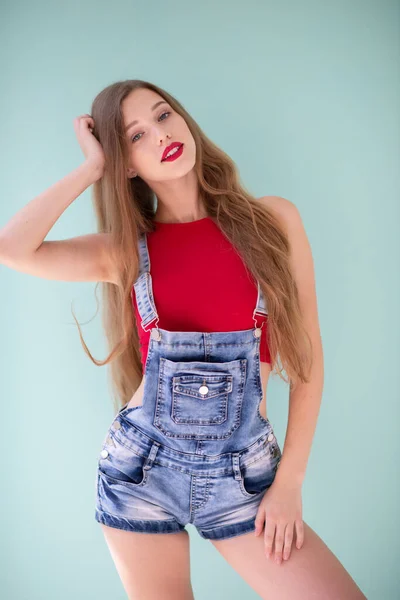 Schöne Junge Blonde Frau Trägt Blaue Jeans Und Rotes Oberteil — Stockfoto