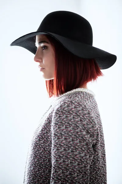 Mode Ung Kvinna Svart Hatt Och Snygg Jacka Naturligt Ljus — Stockfoto