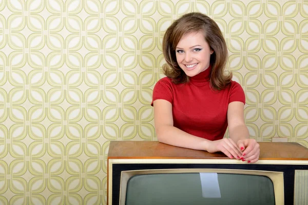 若い魅力的な女性がヴィンテージの壁紙とレトロなテレビセットで部屋に立って レトロなスタイル60 70年代 イメージトーン — ストック写真