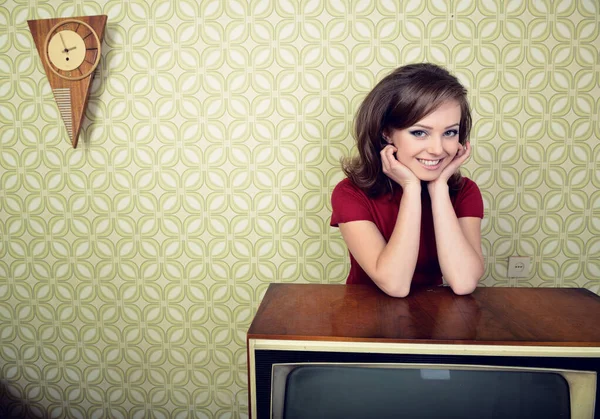 Junge Charmante Frau Zimmer Mit Vintage Tapete Und Retro Fernseher — Stockfoto