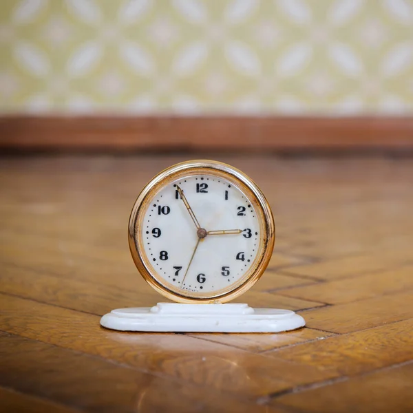 Retro Clock Weathered Wooden Parquet Floor Vintage Room Old Fashioned — Stock Photo, Image