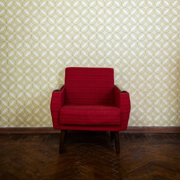 昔ながらの赤いアームチェア 風化した木製の寄木細工の床とヴィンテージルーム — ストック写真