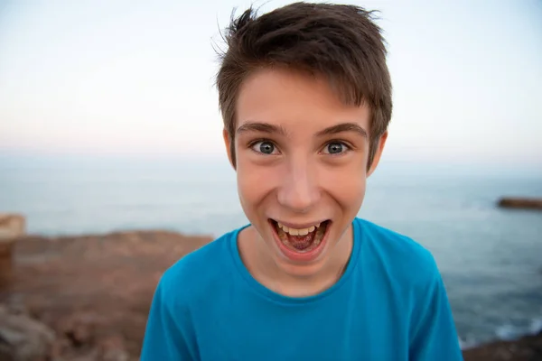 Смішний Молодий Щасливий Хлопчик Робить Обличчя Відкритим Ротом Пляжі Ввечері — стокове фото