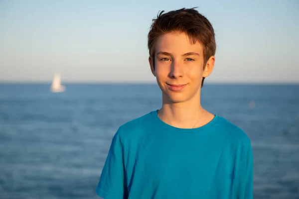 Knappe Jonge Gelukkige Jongen Het Strand Prachtige Kalme Lachende Tiener — Stockfoto