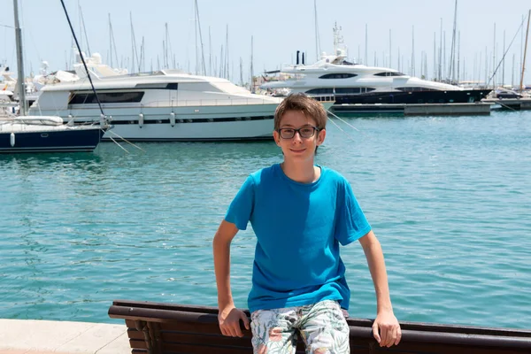 Retrato Adolescente Sobre Agua Aguamarina Con Veleros Puerto Alicante España — Foto de Stock