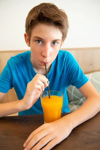 Bello Teen Boy Anni Beve Succo Arancia Fresco Nel Caffè — Foto Stock