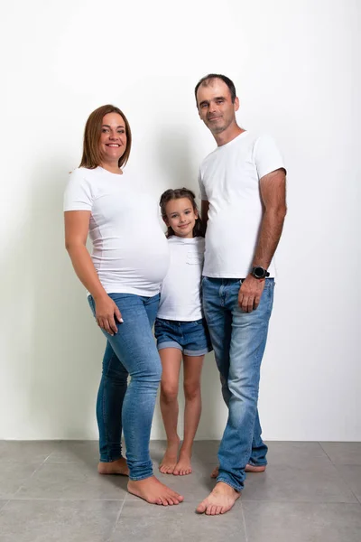 Mãe Grávida Pai Filha Posando Casa Gravidez — Fotografia de Stock