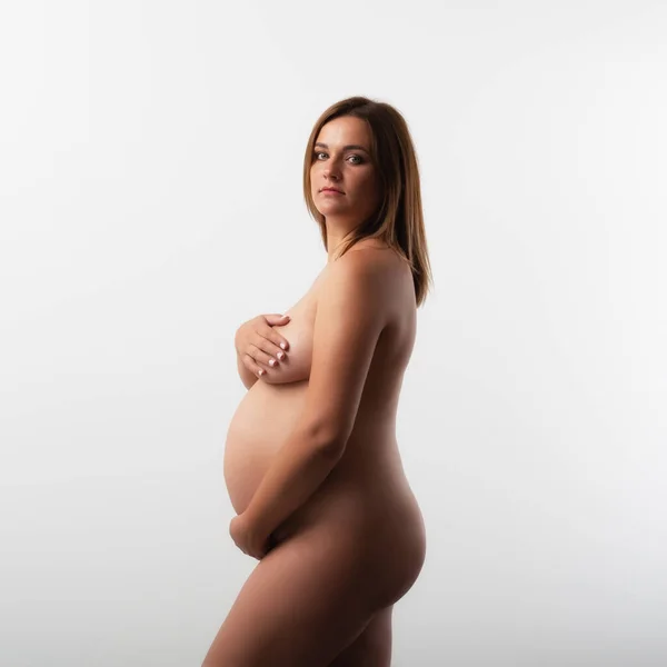有大肚子的孕妇在工作室摆出白色背景的姿势 怀孕情况 — 图库照片