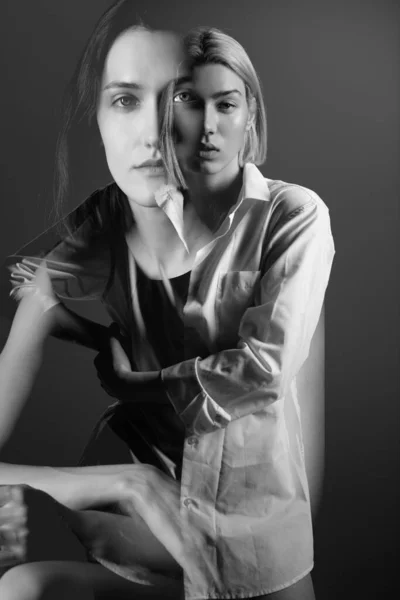 美しい若い女性 二重露出の肖像画 ファッションモデル 黒と白 — ストック写真