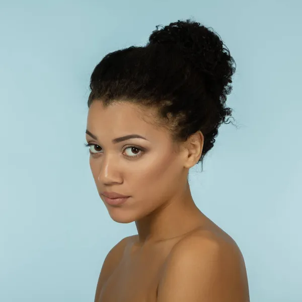 Portret Van Jonge Mooie Afrikaanse Amerikaanse Vrouw — Stockfoto
