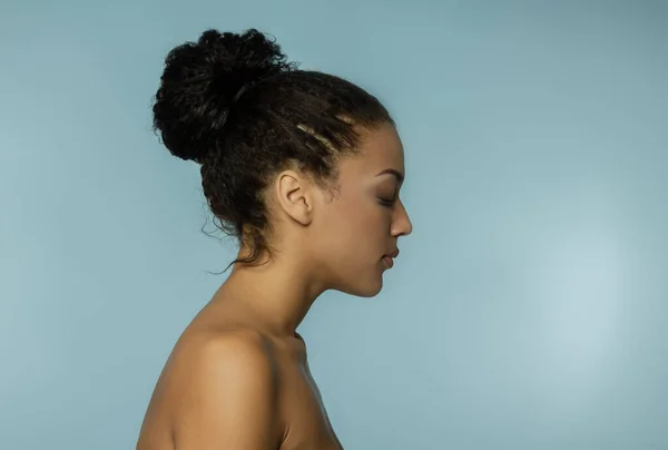 Genç Güzel Afrikalı Amerikalı Kadın Meditasyon Yapıyor Hayaller Kuruyor Modern — Stok fotoğraf