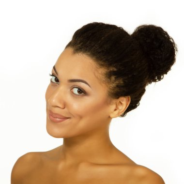 genç güzel Afrikalı-Amerikalı kadın beyaz zemin üzerine izole