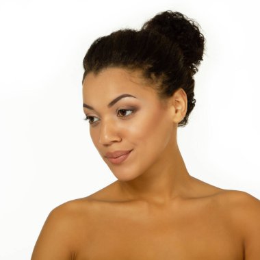 genç güzel Afrikalı-Amerikalı kadın beyaz zemin üzerine izole