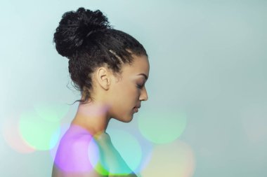 Genç ve güzel Afro-Amerikan kadın ve Bokeh ışıkları, modern sanatın iki portresi. 