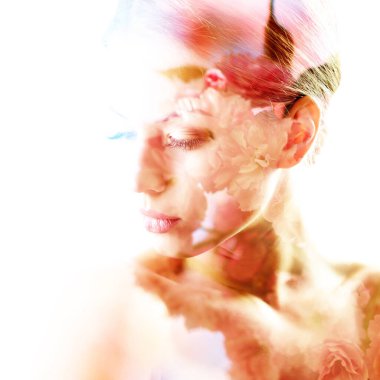 Bahar çiçekleri açan güzel, genç bir kadın yüzü, çifte pozlama. Güzellik, gençlik, ilkbahar konsepti