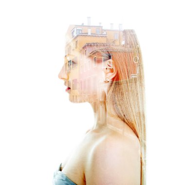 Uzun sarı saçlı, mutlu gülümseyen çekici beyaz kadın. Güzel sarışın kızın ve Venedik manzarasının, antik binalarla, modern sanatla çift pozlu portresi. 