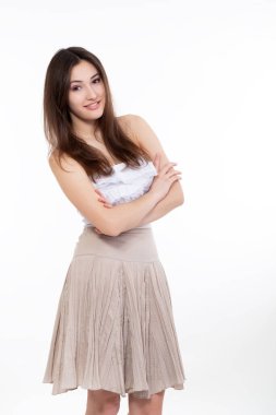 Beyaz arka planda izole bir şekilde kameraya bakan mutlu, genç bir kadın. Promosyon mesajı için fotokopi alanı iseal 'u olan neşeli kızın portresi