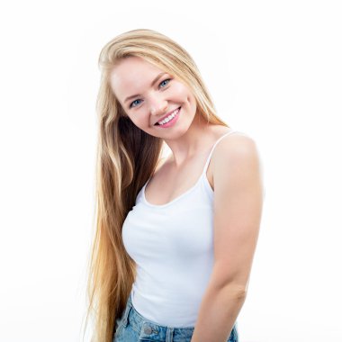 Mutlu gülümseyen genç, güzel, sarışın kadın beyaz arka planda poz veriyor..