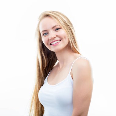 Mutlu gülümseyen genç, güzel, sarışın kadın beyaz arka planda poz veriyor..