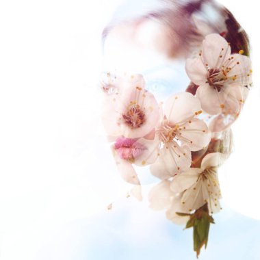 Bahar çiçekleri açan güzel, genç bir kadın yüzü, çifte pozlama. Güzellik, gençlik, ilkbahar konsepti