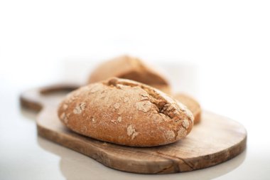 Tahta kesme tahtasıyla dilimlenmiş ev yapımı sıcak iştah açıcı ekmek.