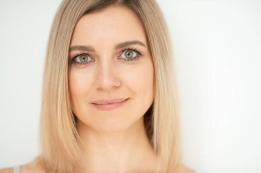 Güzel, sakin, orta yaşlı bir kadın, doğal ışık. Yaşlanma ve güzellik tedavisi. 