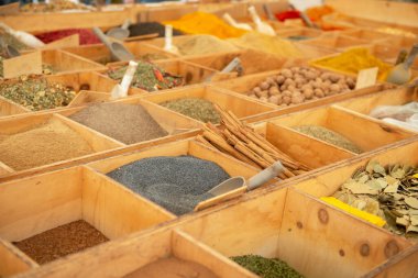 Baharatlar açık hava pazarında lehimleniyor, Sicilya, İtalya