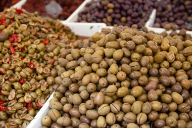 Açık hava pazarında satılan tuzlu zeytinler, Sicilya, İtalya