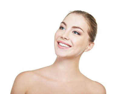 Stüdyoda poz veren ve beyaz arka planda gülümseyen genç ve çekici bir kadın. Mükemmel gülüşü olan güzel kız.. 