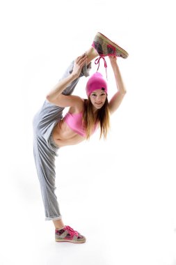 Stüdyoda beyaz arka planda hip-hip dansı yapan genç bir kız.