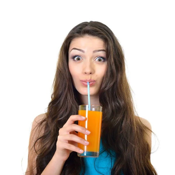 Mladá Veselá Žena Pije Pomerančovou Šťávu Potěšením Izolované Bílém Pozadí — Stock fotografie