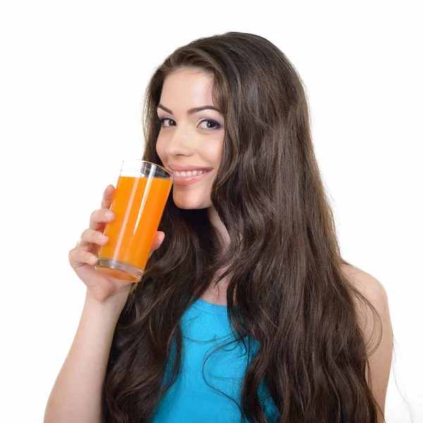 Mladá Veselá Žena Pije Pomerančovou Šťávu Potěšením Izolované Bílém Pozadí — Stock fotografie