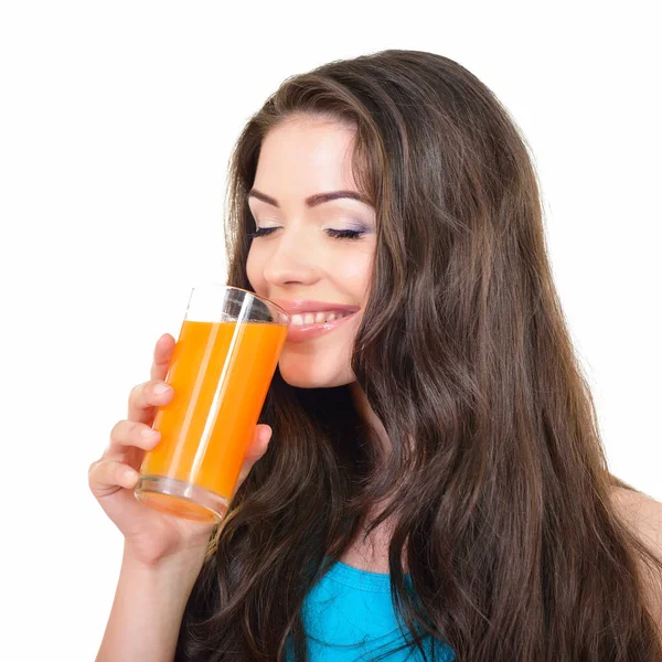 若い陽気な女性は白の背景に隔離された喜びでオレンジジュースを飲みます — ストック写真