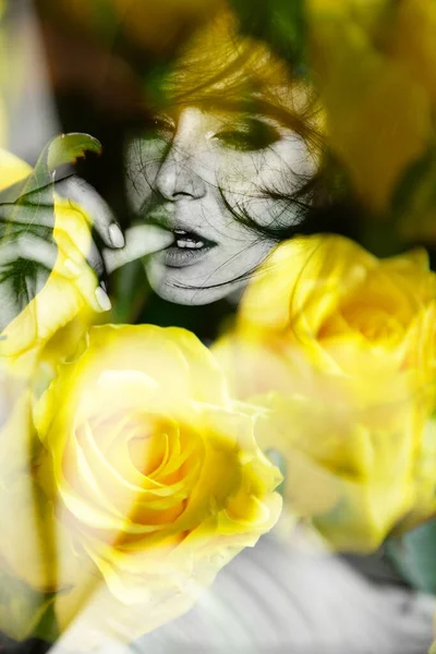 Piękna Młoda Kobieta Żółtymi Różami Podwójna Ekspozycja Pielęgnacja Urody Młodzież — Zdjęcie stockowe
