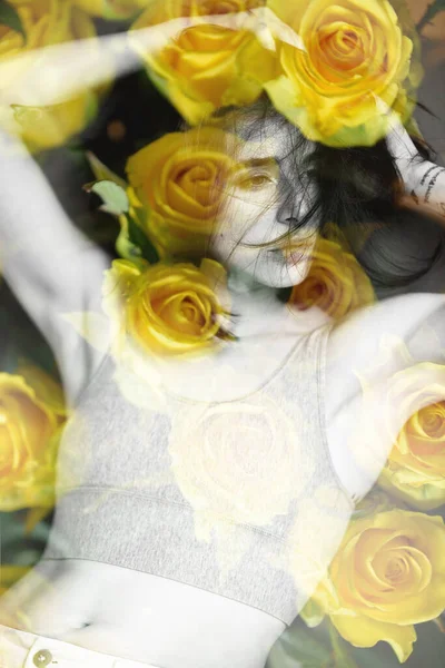 Mulher Bonita Com Rosas Amarelas Dupla Exposição Tratamento Beleza Juventude — Fotografia de Stock