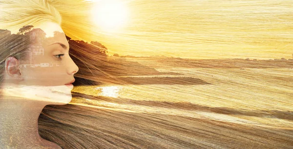 Cabelo Loiro Mulher Bonita Com Cabelo Longo Saudável Paisagem Verão — Fotografia de Stock